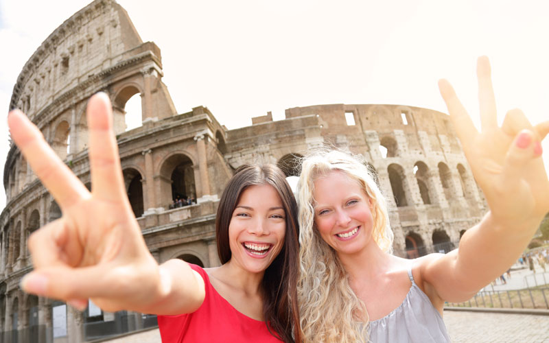Klassenfahrt Rom, Schüler vor historischem Gebäude